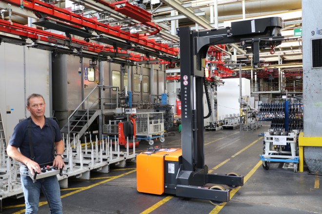 The maneuverable, remote-controlled high-lift truck transports DEUTZ engines