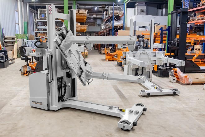 The electric pedestrian-controlled lift truck serves both as a transport truck and a working aid for assembly.