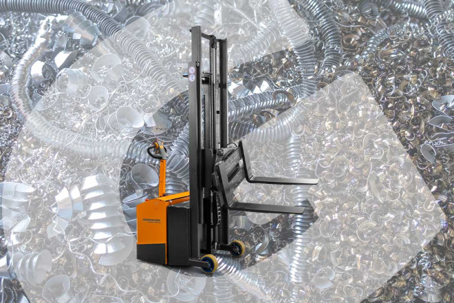 Genkinger Sonderfahrzeug unterstützt das sichere und ergonomische Leeren von Spänekisten in der innerbetrieblichen Logistik.