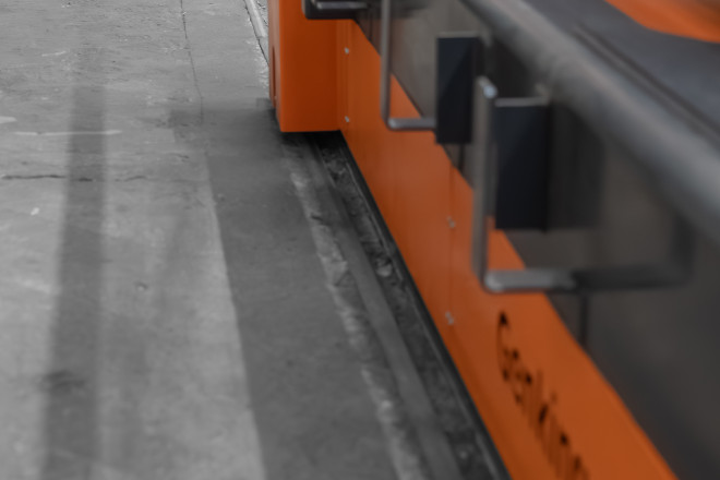 Genkinger Elektro-Gleiswagen für den Transport von Rohmaterialien in der Sägerei